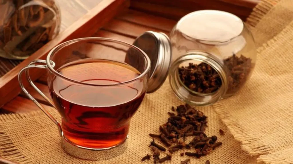 Khali Pet Laung Ka Pani Peene Ke Fayde